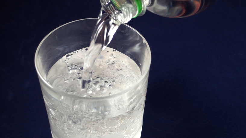 Normales kaltes Mineralwasser hilft gegen Sodbrennen.