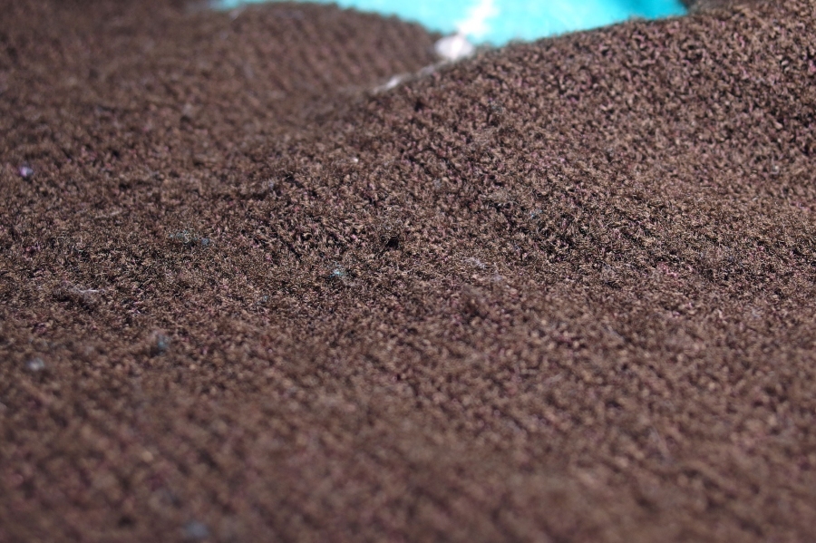 Knoten auf Wollpullovern entfernen: Ganz leicht und schnell geht es mit einer Kleiderbürste aus feinem Bronzedraht.