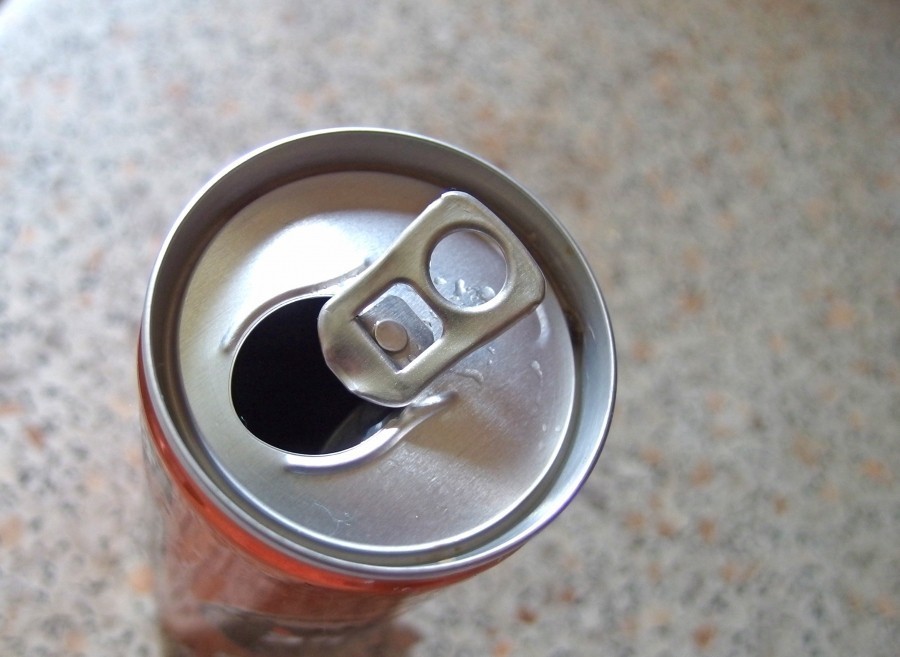 Mit einem kleinen Trick kannst du leicht verhindern, dass Cola- oder Limonadendosen beim Öffnen nicht überschäumen.
