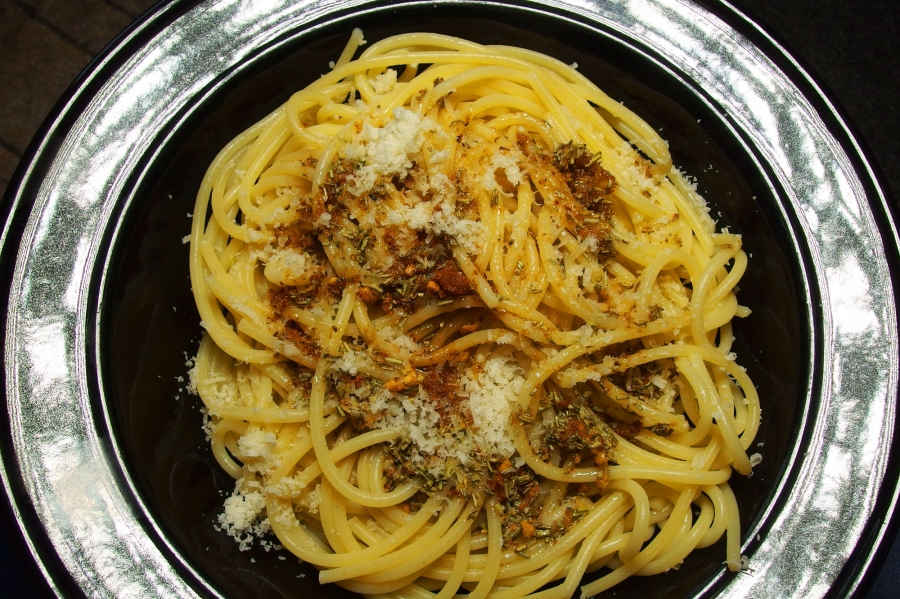 Selbstgemachte Pasta-Soße aus mit Rosmarin, Butter und Knoblauch auf Spaghetti.
