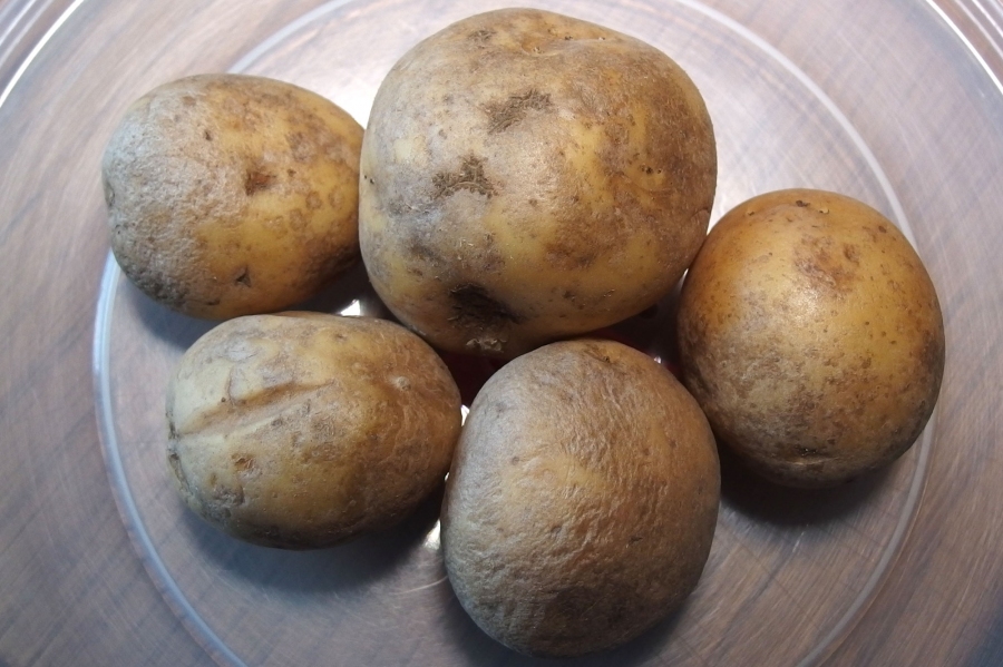 Fleckige Kartoffeln beim Kochen ansehnlicher machen.