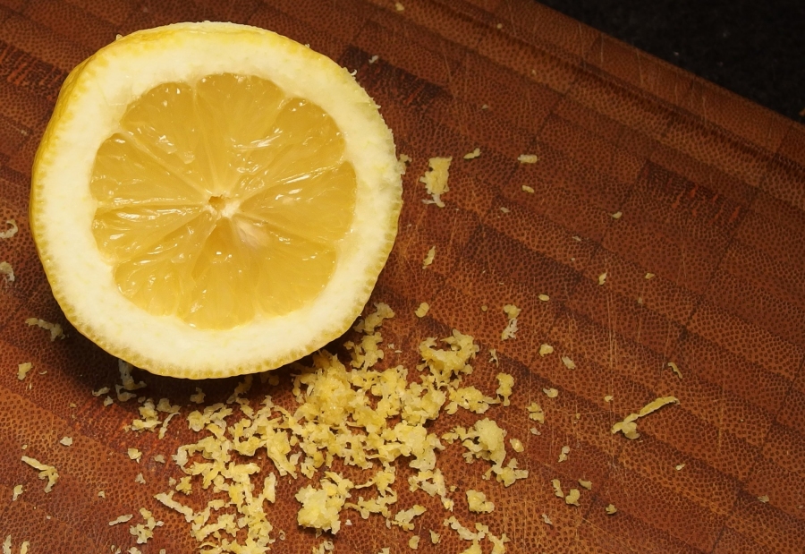 Zitronenschale in Honig haltbar machen und zum Backen von Kuchen verwenden.