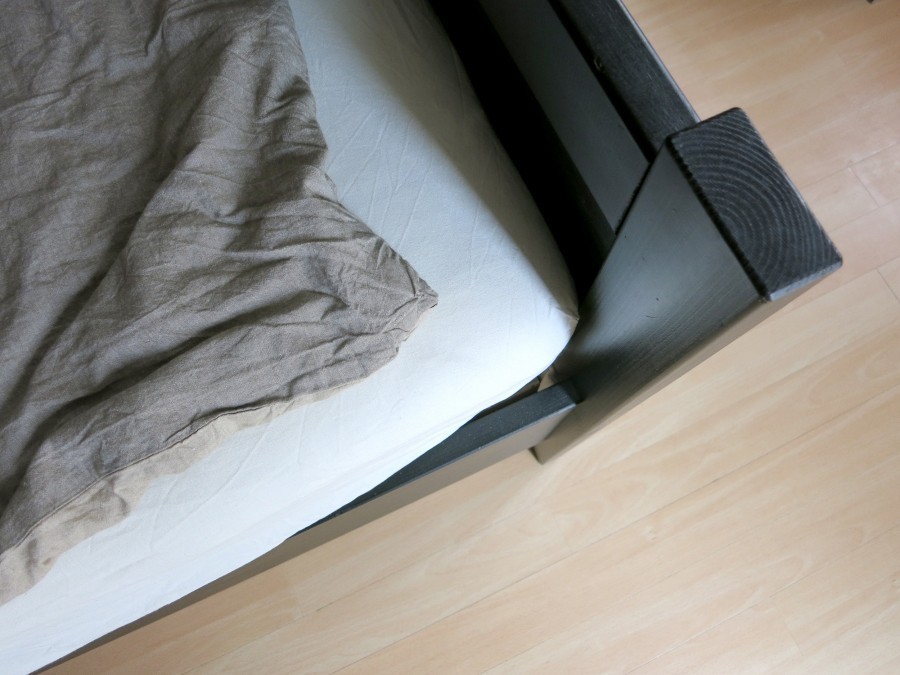 Mit diesem Trick kannst du deine alten Bettlaken als Spannbettlaken verwenden: Mach vor dem Beziehen je einen Knoten an allen vier Bettlaken-Ecken. So verrutscht das Bettlaken nicht mehr so leicht!