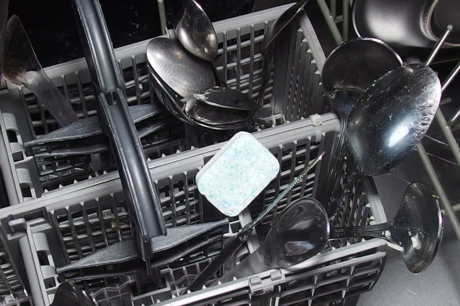 Keine zerbröselten und nicht vollständig aufgelösten Geschirrtabs in der Spülmaschine - so geht's!