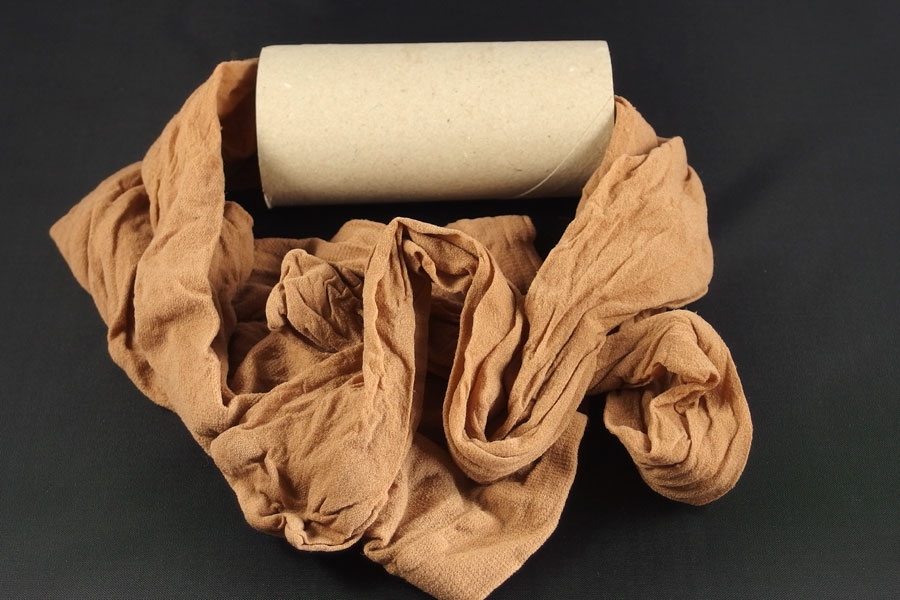 Strumpfhosen übersichtlich und praktisch aufbewahren mit Toilettenpapierrollen.