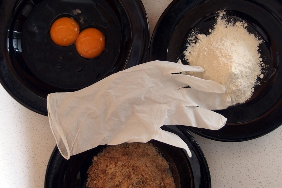 Einmalhandschuhe sind heute in jedem Haushalt zu finden - man kann sie auch in der Küche einsetzen.