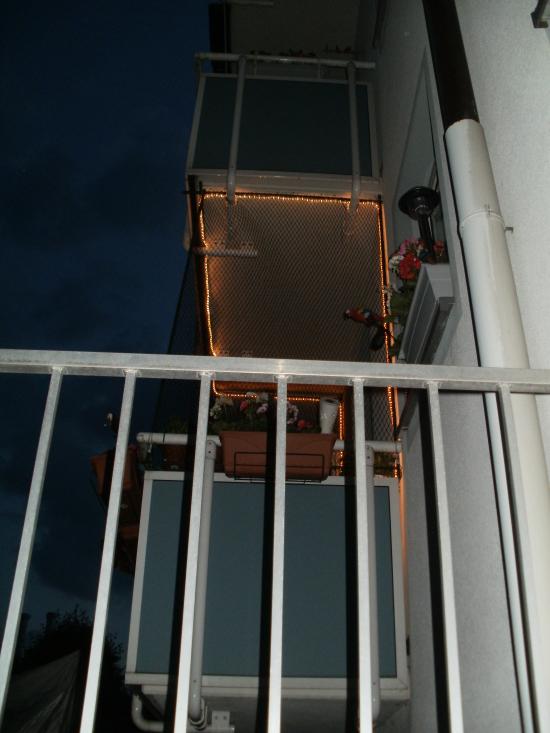 Balkon mit Katzensicherungsnetz - Seitenansicht