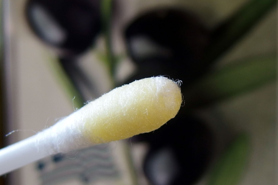 Kaltgepresstes Olivenöl auf die Herpesbläschen am Mund tupfen.