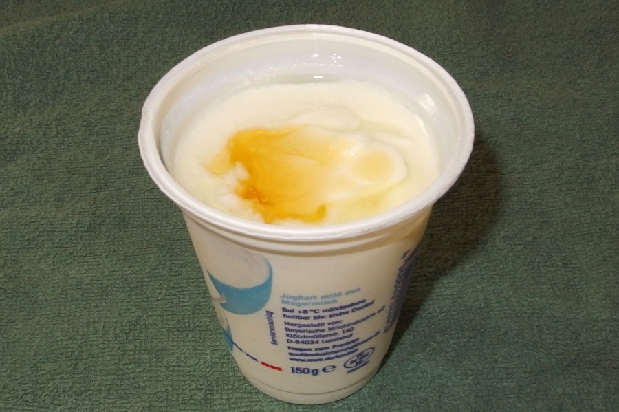 So lässt sich zu fester Honig leichter mit Naturjoghurt vermischen.