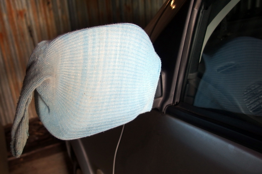 Frostfreie Außenspiegel mit einer Socke - abends schnell drauf und morgens schnell wieder runter, einfach, aber wirkungsvoll.
