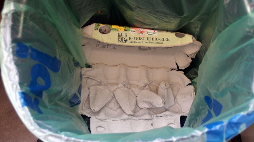 Eierkarton als Boden in den Müllbeutel legen.