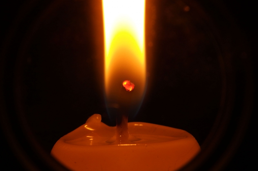 Verschüttetes Kerzenwachs ist mit Kältespray leicht zu entfernen.