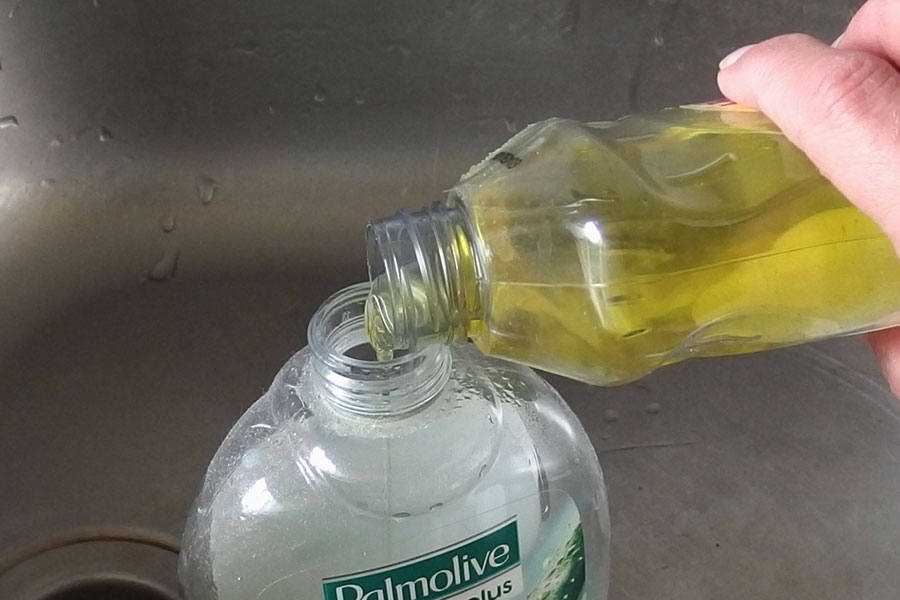 Spülmittel in einen kleinen, leeren Seifenspender füllen, so kann man viel besser dosieren. 
