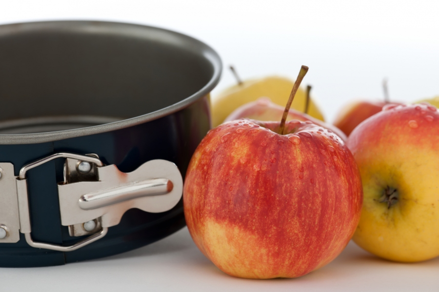 Aus einem einfachen Mürbeteig und fein geraspelten Äpfeln lässt sich ein leckerer Apfelkuchen zaubern.
