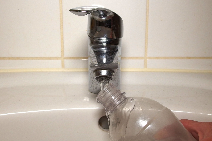  LEERE Flasche mitnehmen und NACH der Sicherheitskontrolle auf dem WC am Wasserhahn auffüllen!