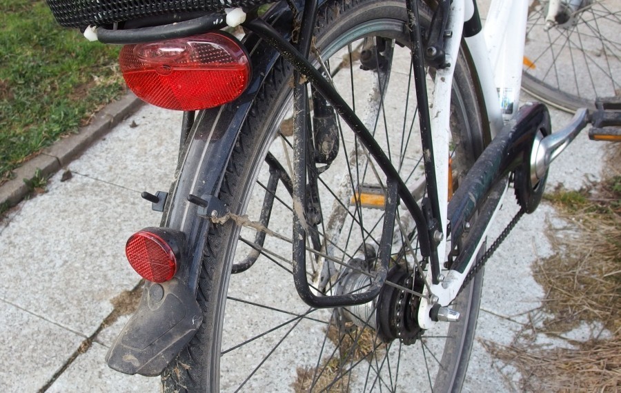 Wenn ein Fahrrad extrem schmutzig ist, kann man für die Stahlteile Nagellackentferner nehmen. Mit Watte ist der Vorgang einfach durchzuführen.