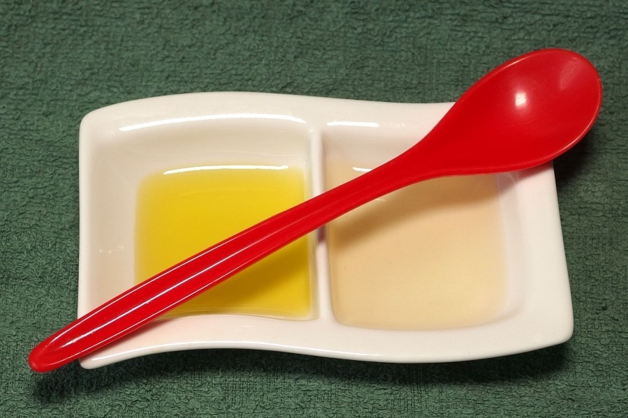 Apfelessig und Olivenöl helfen dabei, Bakterien im Mund zu verringern und somit den Körper zu entgiften.