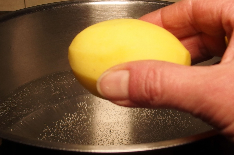 Kartoffeln garen:  Man kann problemlos warmes oder kochendes Wasser verwenden, da das Gemüse durch den heißen Dampf gegart wird. 