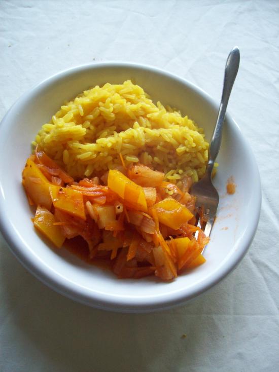 Gelber Reis mit süß-saurer Soße und Karottenstreifen