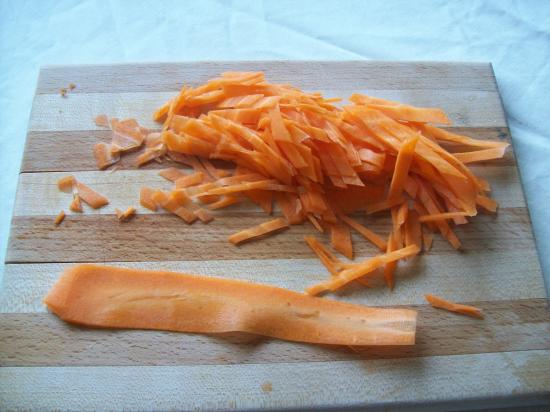 Sind die Karotten geschält, rückt ihr ihnen weiter mit dem Kartoffel-/Spargelschäler zu Leibe und schält sie in Streifen.