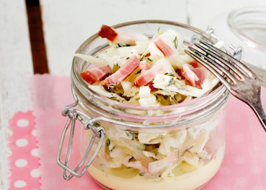 Mit Speck und Petersilie verfeinert schmeckt der Weißkohl-Salat frisch und lecker vor allem zu rustikalem Grillfleisch!