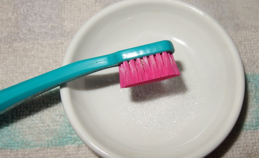 Zahnfleischbluten und Zahnstein lassen sich vermeiden, wenn man nach dem Zähneputzen einen halben Teelöffel Xylit im Mund auflöst und es ca. drei Minuten im Mund behält und damit "herumspült". Die Zähne fühlen sich danach auch schön sauber und glatt an.  