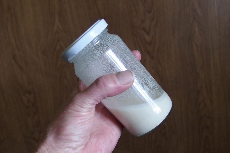 Mehlschwitze ohne Klümpchen herstellen mithilfe eines leeren Marmeladenglases.