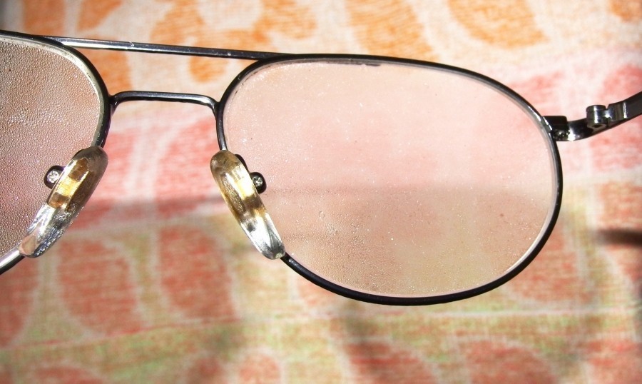 Kein Beschlagen der Brillengläser mehr mit Glycerin. Der Tipp funktioniert auch mit dem Badezimmerspiegel.