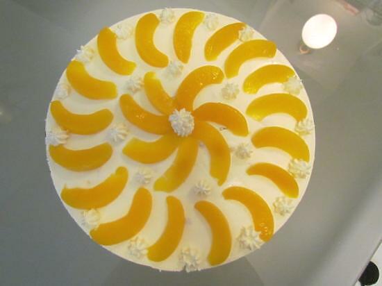 Die Torte mit Obststücken oder/und Sahnetupfern verzieren.
Den Ring abnehmen und die Joghurt-Sahne ist zum Verzehr bereit.