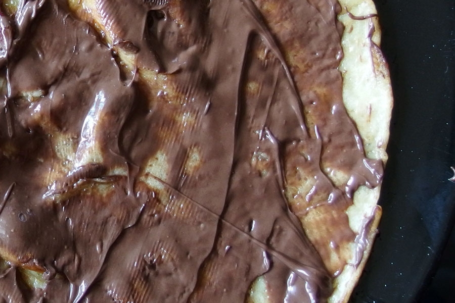 Für Schoko-Pfannkuchen statt Nutella, eine flüssige Schokoladensoße verwenden