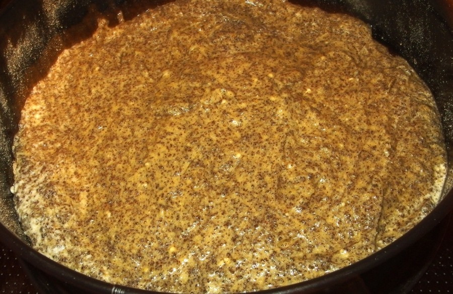 Die fertige Kuchenmasse bei 160-170°C etwa 1 Stunde backen.