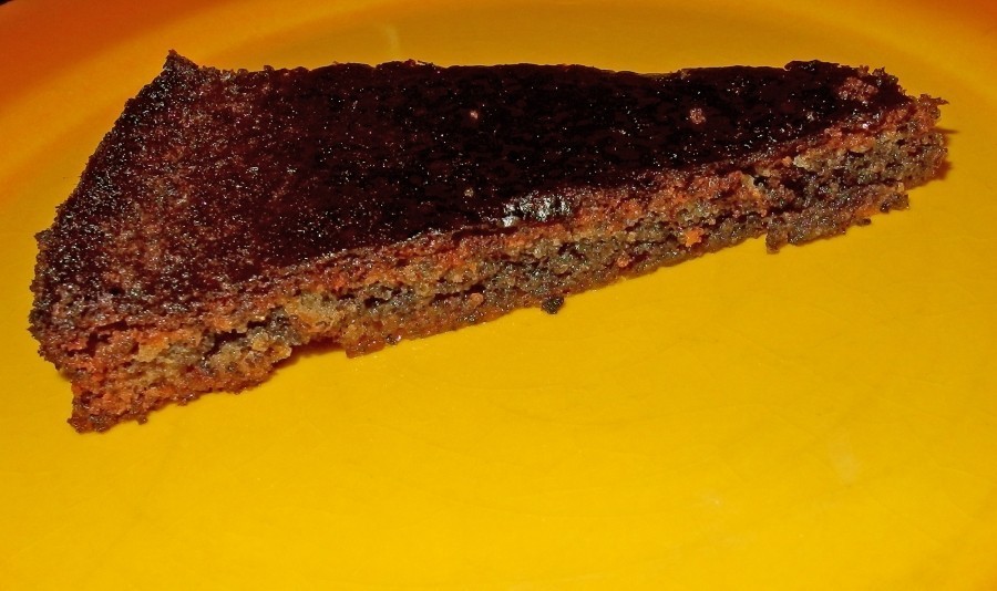 Den Mohnkuchen abkühlen lassen, auf eine Tortenplatte geben und nach Belieben mit Puderzucker bestäuben.