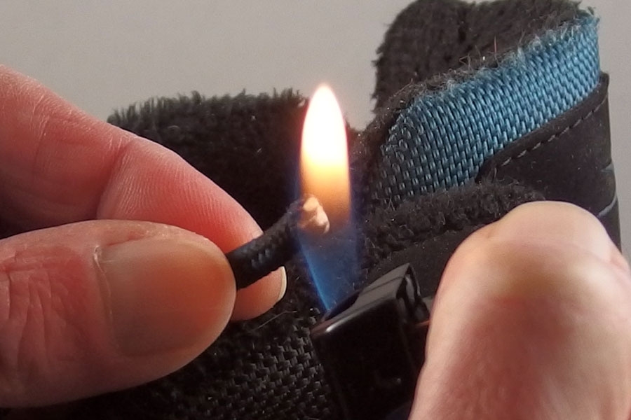 Ausgefranste Schnürsenkel? Abhilfe bringt hier ein Feuerzeug: Einfach die Flamme ganz kurz unter die Spitze halten, die Kunststoff-Senkel schmelzen an. Etwas pusten und dann mit den Fingerspitzen zwirbeln.