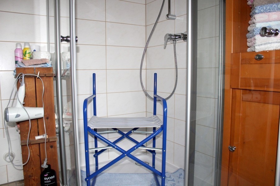 Sitzgelegenheiten im Sanitärhandel sind oft sehr teuer. Wenn man krank ist und/oder nicht lange stehen kann, ist ein Hocker in der Dusche eine große Hilfe. Man kann sich einfach im Baumarkt einen Plastikhocker als Duschhilfe kaufen.