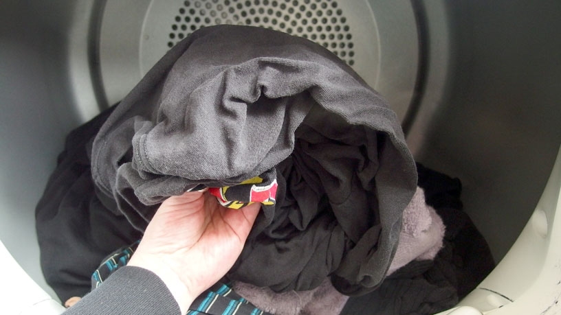  Einfach die Wäsche aus dem Trockner nehmen und auf die Leine hängen. Anschließend braucht man lediglich noch zusammenfalten und ab in den Schrank. 99% der Bügelwäsche hat sich so erledigt!