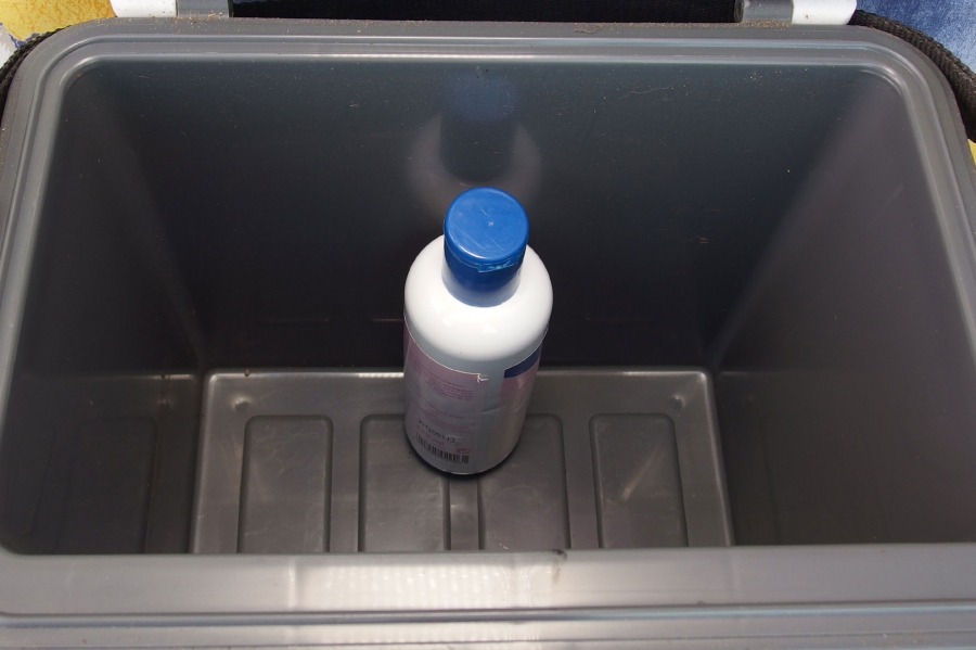 Mit Wasser gefüllte und eingefrorene Shampooflasche als Kühlakku verwenden. 