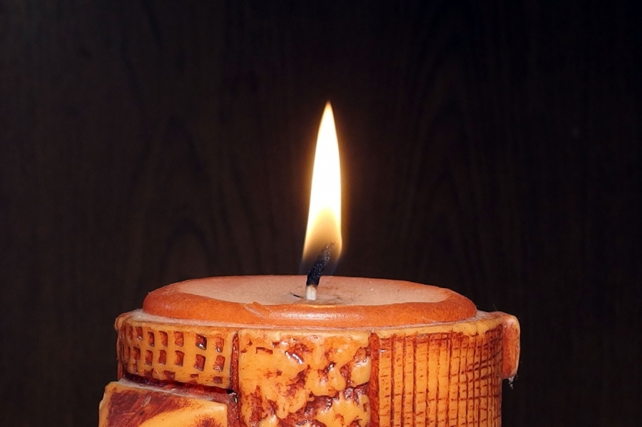 Kerzenhalter mit heißem Wasser von Kerzenwachs/Wachsresten befreien.
