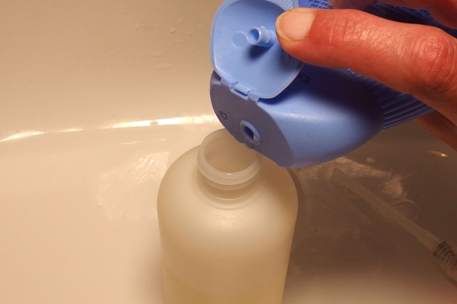 Als Ersatz für flüssige Seife kann man flüssigen Badezusatz oder ein wohlriechendes Schampoo in den Flüssigseifenbehälter einfüllen. Die sind sowieso hautverträglich und reinigen genauso gut.