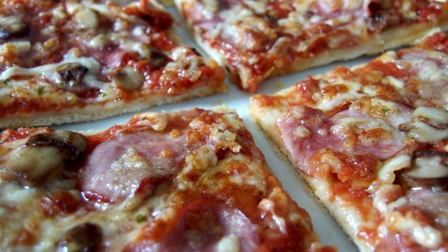 Mit einer Pizzaschere geht das Schneiden von Pizza viel leichter und sauberer von Statten!