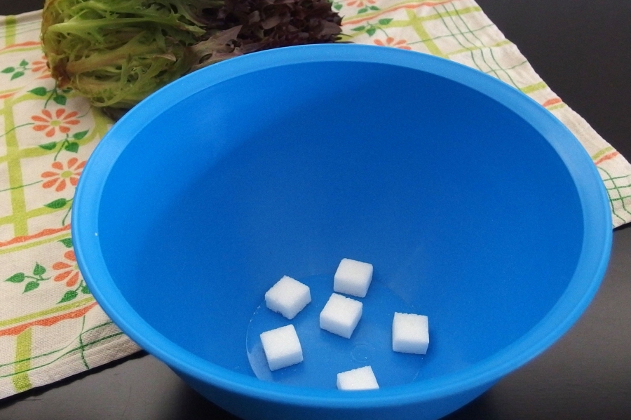 Salat im Kühlschrank frischhalten mit feuchtem Küchenpapier und Zuckerwürfeln.