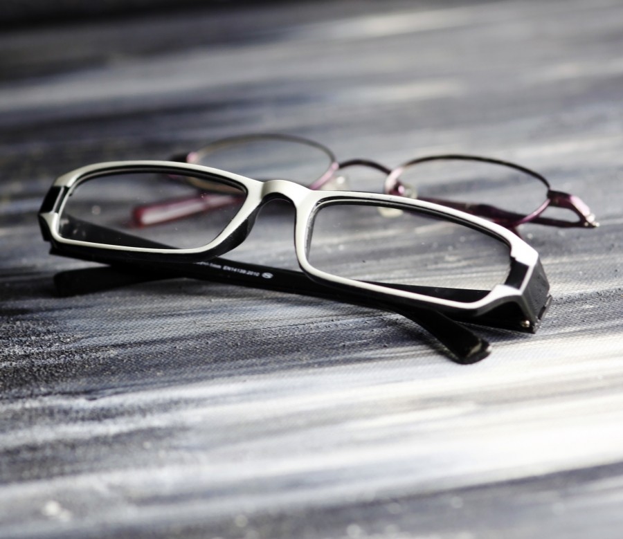 Alte Brillen, die man nicht mehr verwendet, kann man zum Optiker bringen und spenden. Viele Optiker sammeln Brillen für weit- und kurzsichtige Menschen in Entwicklungsländern. So haben alte Brillen evtl. noch ein zweites Leben und werden wieder getragen.