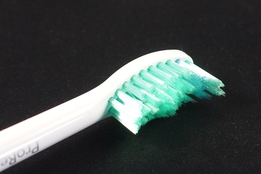 Die wichtigsten zwei Punkte: Zahnbürste trocken halten - damit sich Bakterien und Keime nicht vermehren können und Zahnbürste sauber halten.