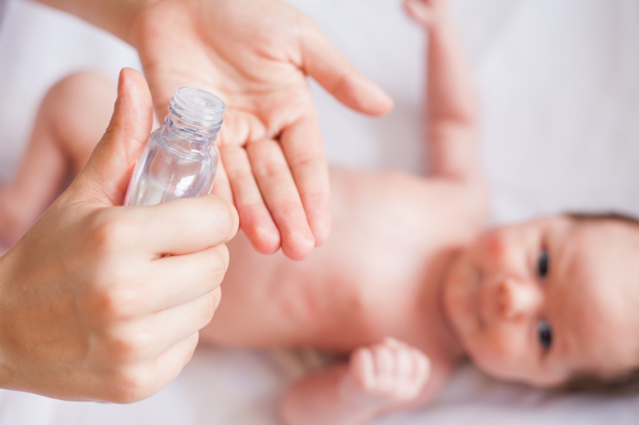 Wärme und Massage für Babys gegen Blähungen