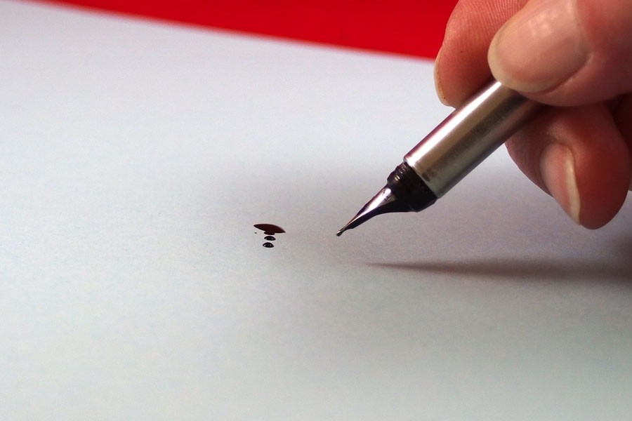 Ohne Tintenkiller Flecken von Tinte auf Papier entfernen.