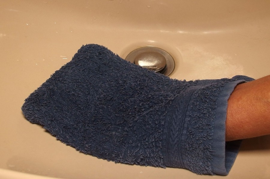 Ältere Waschlappen sind bestens zum Putzen geeignet. Die längeren Frottee-Fasern nehmen Dreck, Krümel usw. gut auf.