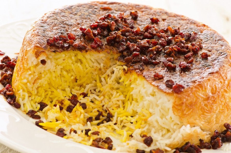 Persischer Reis wird leicht geröstet, sodass sich eine gold-gelbe Kruste bildet.