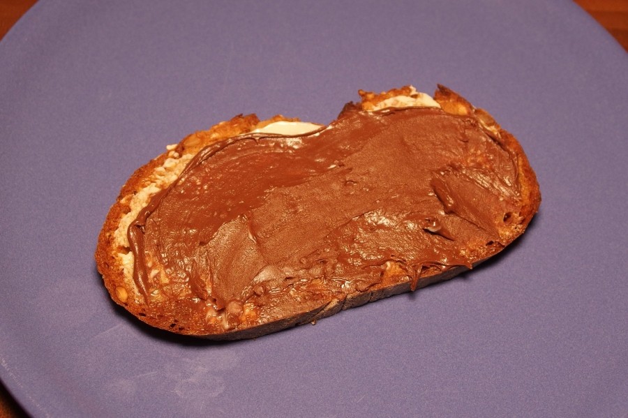 Aus Margarine, Kakaopulver und gemahlenen Haselnüssen kann man einen nutellaähnlichen Brotaufstrich selber machen. 