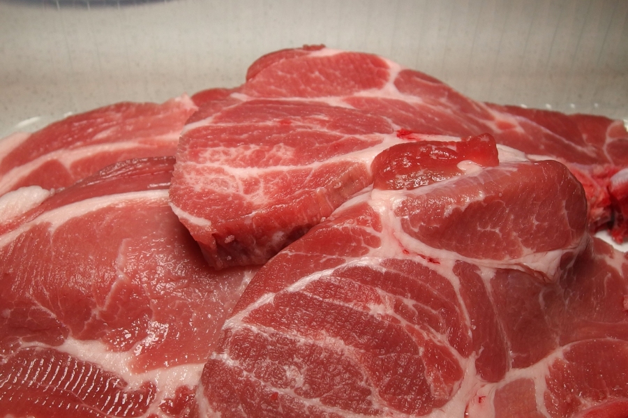 Reduziertes abgepacktes Fleisch kaufen, gleich verwenden oder einfrieren und sparen.