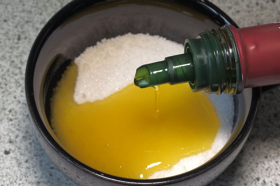 Ganz zarte Haut mit einem selbst gemachten Peeling aus Zucker und Olivenöl.