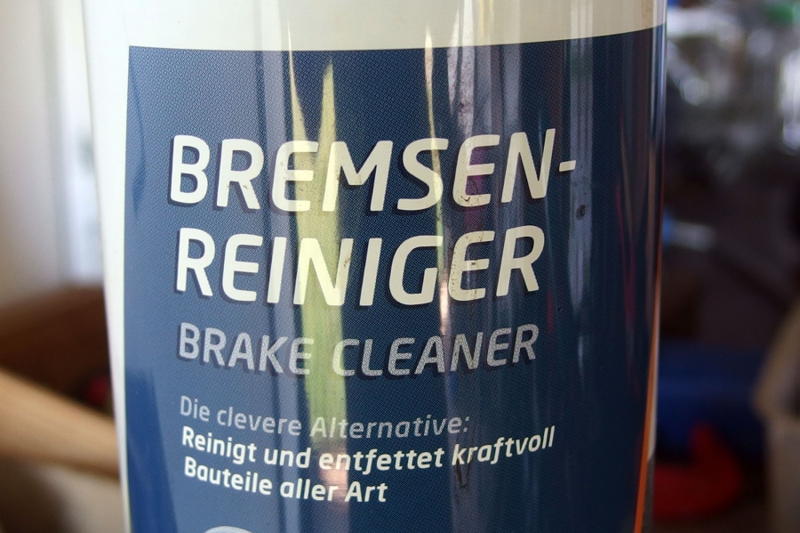  Wenig bekannt ist, dass Bremsenreiniger in Sprayform reines Waschbenzin ist und sich somit hervorragend eignet, Flecken aus z. B. Teppichen herauszubekommen.